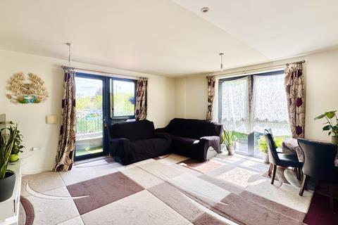 2 bedroom flat for sale, Daubenton House, Havelock Road, Southall, UB2