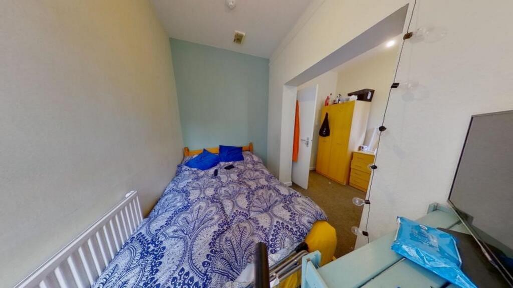 A cozy double bedroom with a bright atmosphere,...