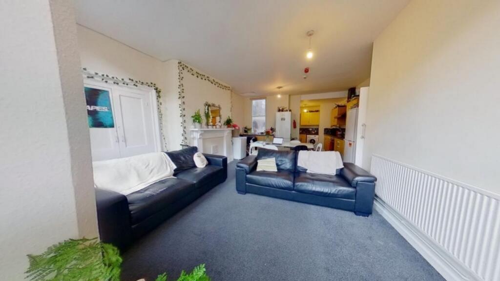 A spacious and inviting large modern living roo...