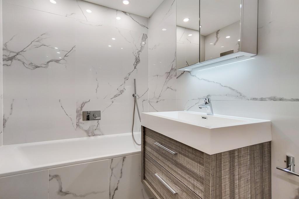 10 Bathroom-0 (1)