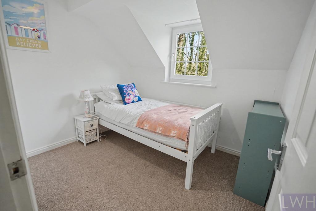 Bedroom (Middle)