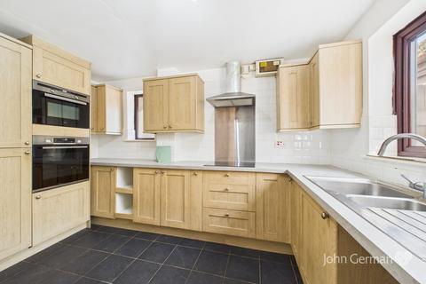 4 bedroom detached house for sale, Castle Court, Thulston