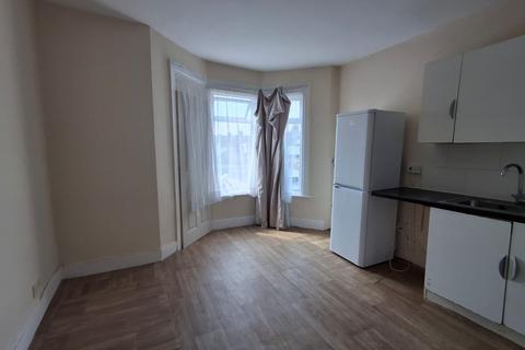 3 bedroom flat to rent, Brisbane Road, Ilford IG1