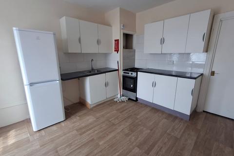 3 bedroom flat to rent, Brisbane Road, Ilford IG1