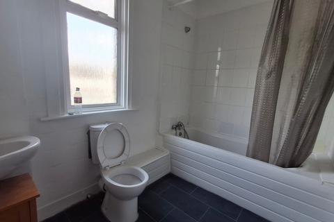 3 bedroom flat to rent, Brisbane Road, Ilford IG1