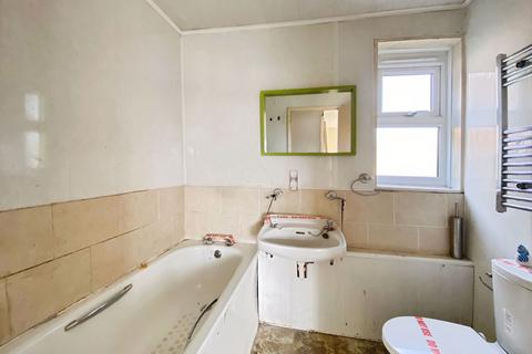 2 bedroom flat for sale, Buckingham Road, Edgware, HA8
