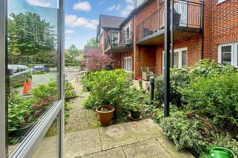 1 bedroom retirement property for sale, Yew Tree Court, 79 Limpsfield Road, Sanderstead, Surrey, CR2 9LB