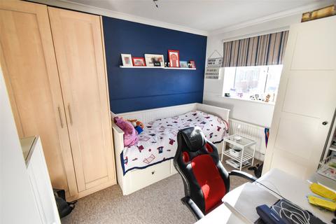119 Ravenscroft, Hook, RG27 9NP