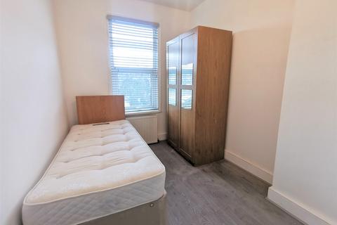 2 bedroom flat to rent, Whitchurch Lane, Edgware, HA8