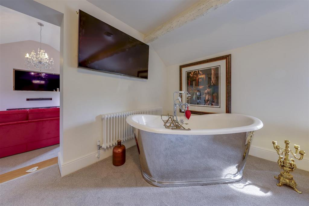 Feature Free Standing Bath