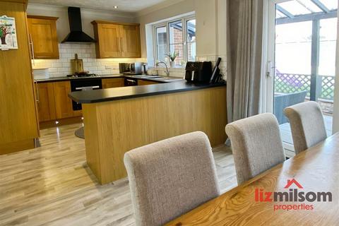 3 bedroom detached house for sale, The Crest, Linton DE12