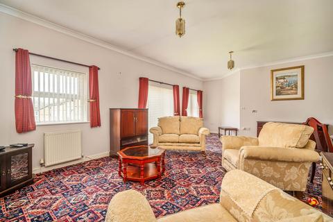2 bedroom flat for sale, The Hawthornes, Mill Lane, Birkenshaw,