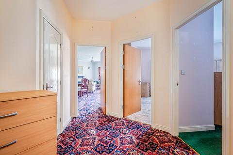 2 bedroom flat for sale, The Hawthornes, Mill Lane, Birkenshaw,
