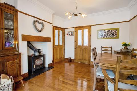 3 bedroom semi-detached house for sale, Barrowby Avenue, West Yorkshire LS15
