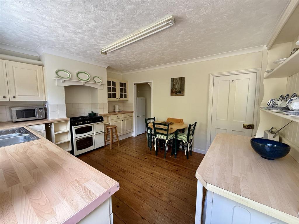 Kitchen/Dining Room: