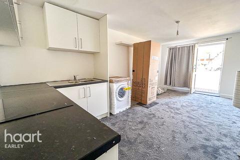 Studio to rent, Denby Way, READING