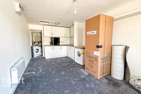 Studio to rent, Denby Way, READING