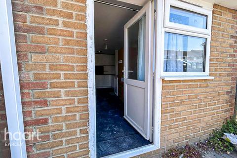 Studio to rent, Denby Way, READING