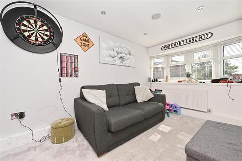 6 Fieldway, Bovingdon, Hemel Hempstead, HP3 0EY