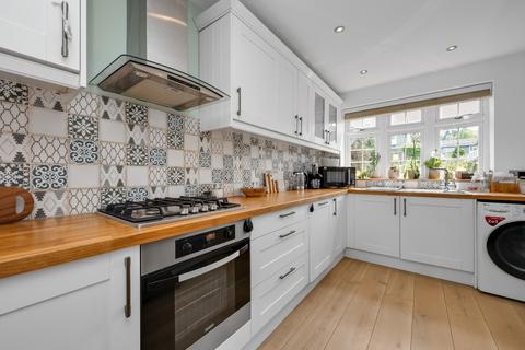 Garranmore Pine Grove, Weybridge, KT13 9BG