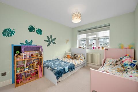 Garranmore Pine Grove, Weybridge, KT13 9BG