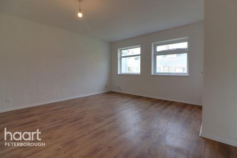 3 bedroom terraced house to rent, Naseby Close, Peterborough
