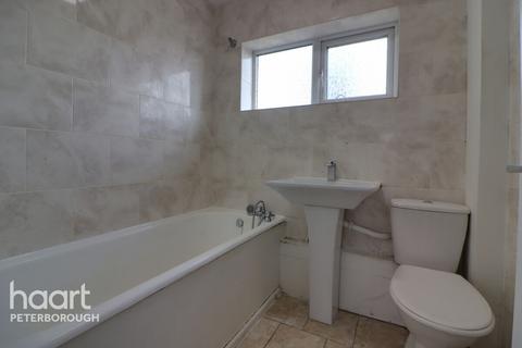 3 bedroom terraced house to rent, Naseby Close, Peterborough