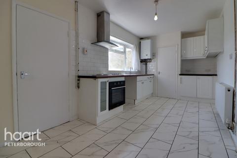 3 bedroom terraced house to rent, Naseby Close, Peterborough
