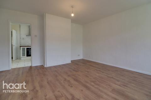 3 bedroom terraced house to rent, Naseby Close, Peterborough