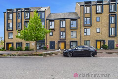 6 Barnfield Way, Newhall, Harlow, CM17 9TN