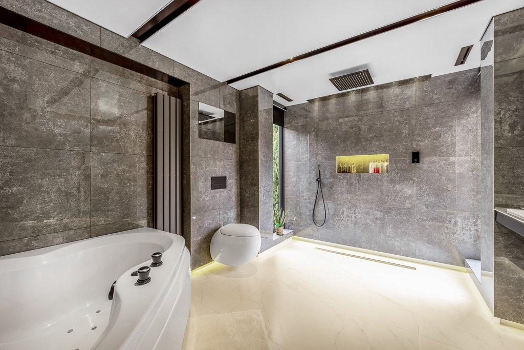 En-Suite Bathroom