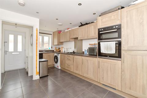 19 Constable Gardens, Littlehampton, BN17 7FX