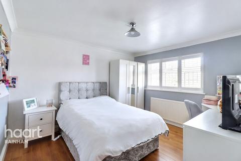 23 Roding Way, Rainham, RM13 9QD