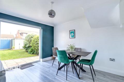 23 Roding Way, Rainham, RM13 9QD