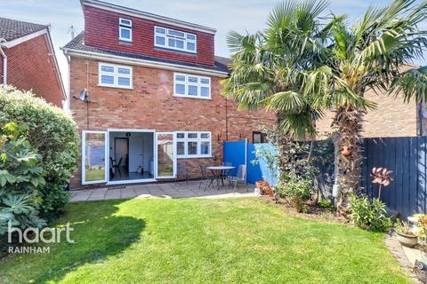 23 Roding Way, Rainham, RM13 9QD