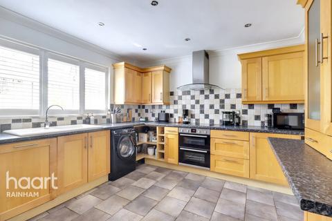 23 Roding Way, Rainham, RM13 9QD