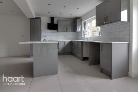 4 bedroom terraced house to rent, Holdfield, Peterborough
