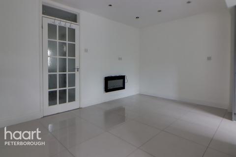 4 bedroom terraced house to rent, Holdfield, Peterborough