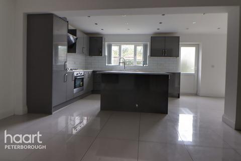 4 bedroom terraced house to rent, Holdfield, Peterborough