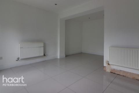 4 bedroom terraced house to rent, Holdfield, Peterborough