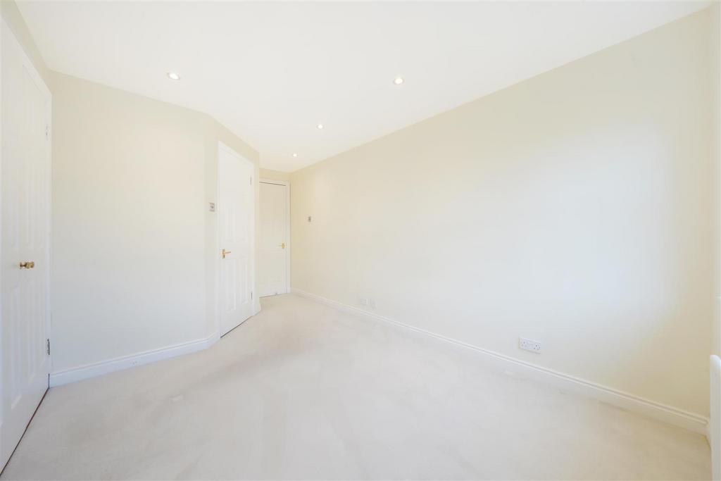 34 Clockhouse Place - 1 K20 J705 VFbw NU0 JHl JI.jpg