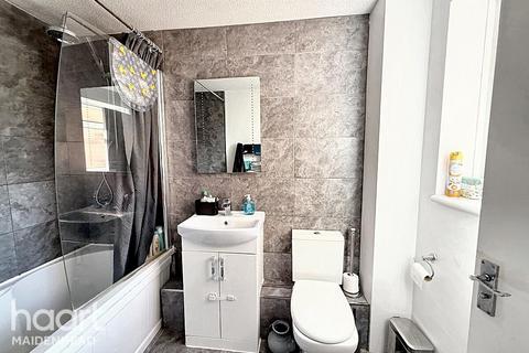 2 bedroom flat for sale, Cobblers Close, SLOUGH