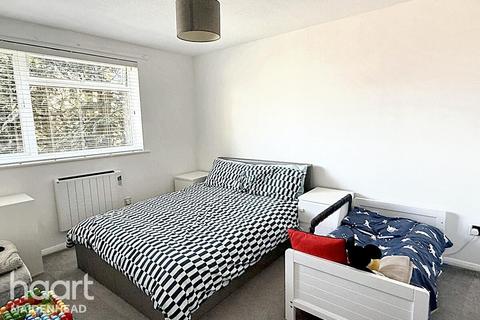 2 bedroom flat for sale, Cobblers Close, SLOUGH