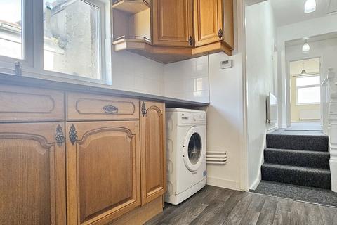 2 bedroom flat to rent, Broadway, ,