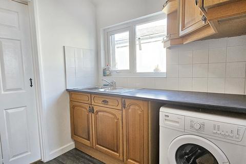 2 bedroom flat to rent, Broadway, ,