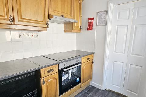 2 bedroom flat to rent, Broadway, ,