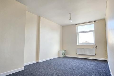 2 bedroom flat to rent, Broadway, ,