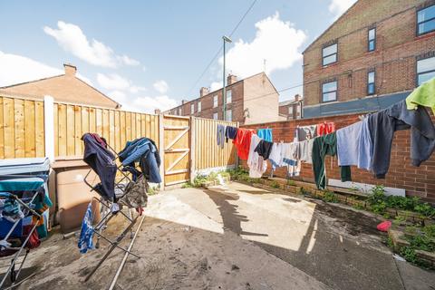 2 bedroom end of terrace house for sale, Alfreton Road, Radford, Nottingham, Nottinghamshire, NG7