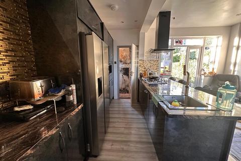 4 bedroom terraced house to rent, Stevenage Road, London E6