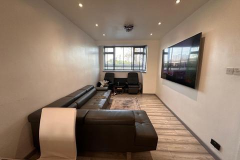 4 bedroom terraced house to rent, Stevenage Road, London E6